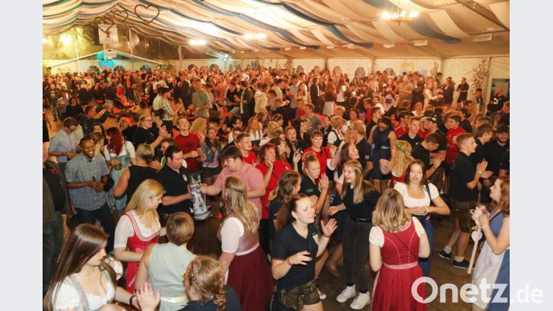 Dirndl und Lederhose sind ein Muss: Zum großen Finale strömten etwa 2000 Besucher ins Festzelt. Bild: GERHARD GOETZ