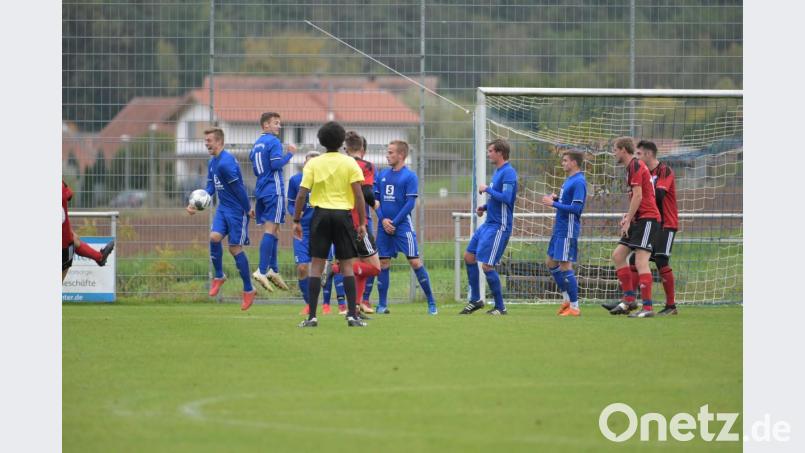 Unter Beschuss: Die Raigeringer Abwehr sah das eine oder andere Mal gegen den cleveren Aufsteiger SC Luhe-Wildenau nicht gut aus. Bild: Reiner Fröhlich