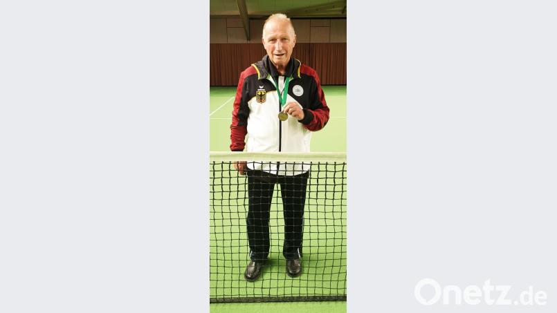 Der Neunkirchener Tennis-Senior Gerhard Specht freut sich über seine Bronzemedaille bei der Senioren-WM im kroatischen Umag. Bild: lst Bild: lst