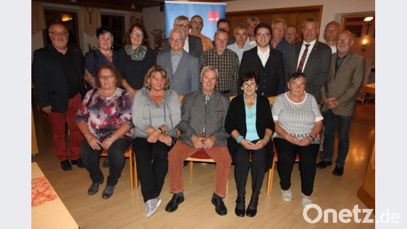 Die Verdi-Ortsvereine Nabburg und Oberviechtach ehrten treue Mitglieder. Hermine Kleber (vorne, Zweite von rechts) ist seit 60 Jahren dabei. Bild: ral