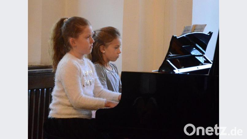 Eliana Gebert und Alexandra Hopp spielen am Klavier aus der Feder von Cornelius Gurlitt einen italienischen Gesellschaftstanz. Bild: Kunz