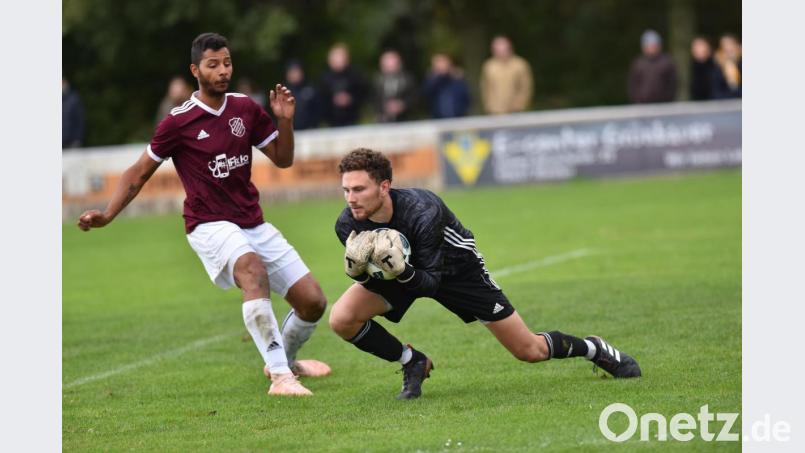SV-Keeper Florian Veigl hatte im Derby alles im Griff, was auch der Schirmitzer Angreifer Michael Wells einräumen muss. Bild: A. Schwarzmeier