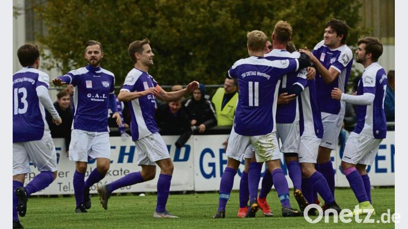 Am Donnerstag jubelten im Lokalderby zwischen dem FC Wernberg und dem TSV Detag Wernberg die Lila-Weißen. Die Mannschaft von Trainer Thomas Gietl ging vor 600 Zuschauern mit einem 4:3 als Sieger vom Platz. Bild: ham