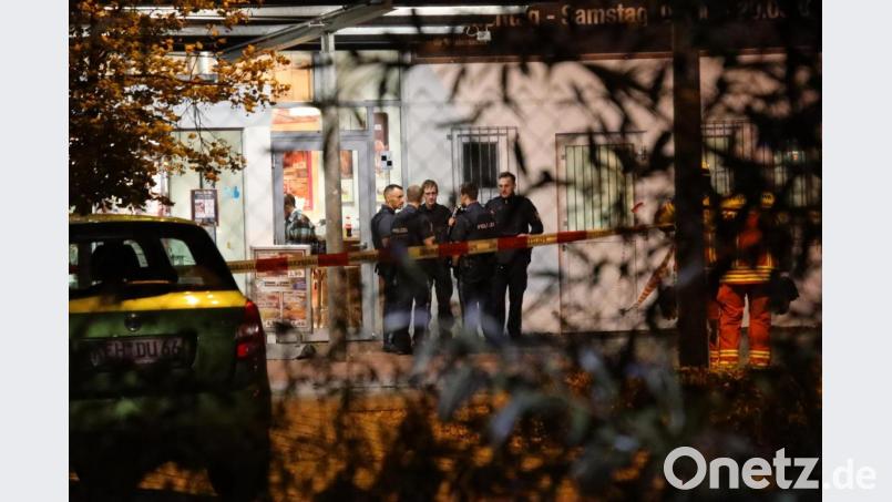 Polizisten vor einem Supermarkt in Abensberg. Bild: Alexander Auer