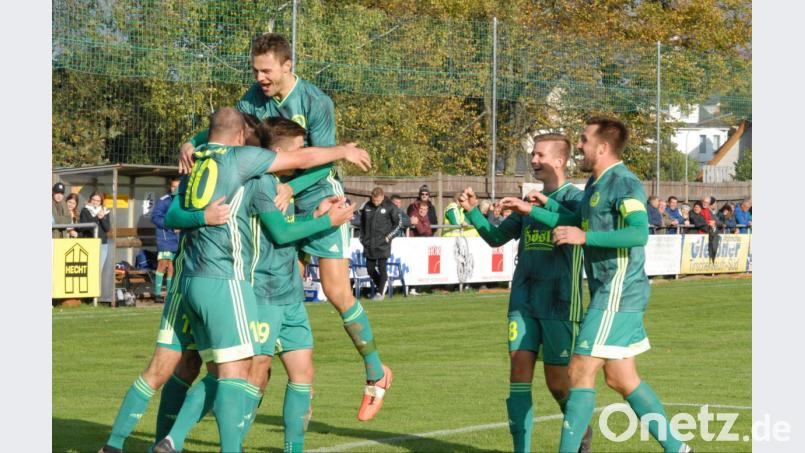 Jubel bei den Spielern des SV Mitterteich: Am Donnerstag besiegten die Stiftländer den Favoriten Kickers Selb mit 3:0. Bild: gb