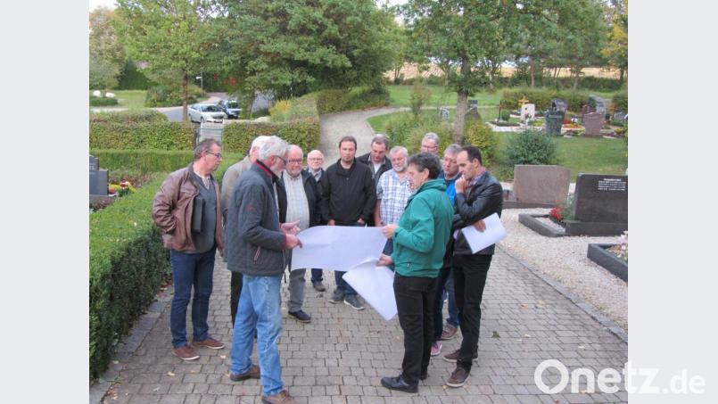 Vor Ort erläutert Architekt Werner Hedrich (vorne links) Bürgermeister Hans-Jürgen Strehl (rechts) und den Gemeinderäten die Planungen für die neue Aussegnungshalle. Bild: aks