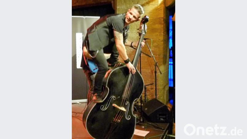 Wild und temporeich: Dazu spielt Fenzl nicht nur auf dem schwarzen Kontrabass, sondern steht auch drauf. Bild: Wilhelm Amann