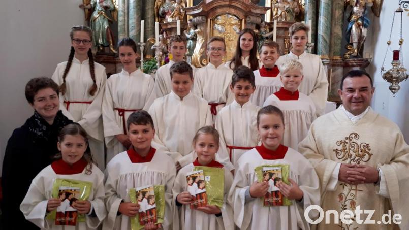 Die Ministrantinnen und Ministranten der Pfarrei Schwarzenbach mit den vier Neuen, Pastoralreferentin Maria Wagner und Pfarrer Konrad Amschl. Bild: exb