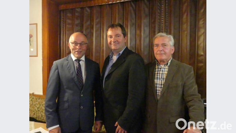 Das Nominierungszeremoniell für Alexander Goller leiten (Mitte) Albert Nickl (links) und Richard Hofmann (rechts). Bild: rn