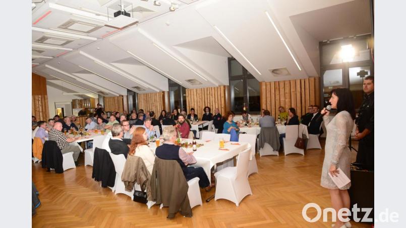 Bürgermeisterin Tanja Schiffmann (rechts) würdigt beim Empfang der ehrenamtlich tätigen Vereinsvertreter das Ehrenamt als wichtigen Teil der Gemeinschaft. Bild: bey