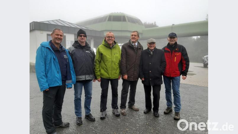 Zufrieden blicken (von links) Axel Herrmann, Andreas Schreyer (Betriebsleiter Seilbahnen), Stephan Unglaub, Landrat Herrmann Hübner, Alt-Landrat Klaus-Günther Dietel und Karl-Heinz Glaser zurück. Bild: gis