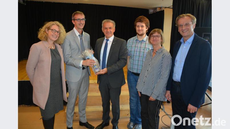 Bei der Amtseinführung mit dabei waren, (von links) Regierungsschuldirektorin Dagmar Frohn, der neue Schulleiter Klaus Jahn, Lebenshilfe-Vorsitzender und Bürgermeister Roland Grillmeier, Schülersprecher Marc Laubert, Konrektorin Anne Geiger und Lebenshilfe-Geschäftsführer Berthold Kellner. Bild: jr