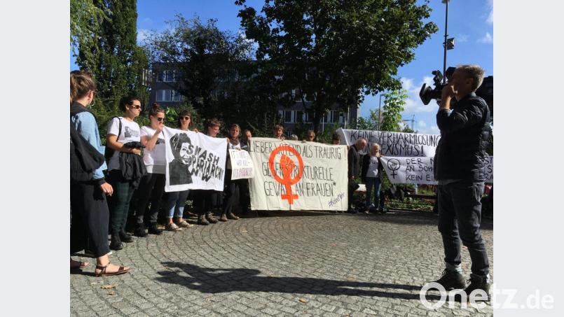 Nach dem Urteil: Freunde der ermordeten Sophia Lösche vor dem Bayreuther Justizpalast Bild: ca