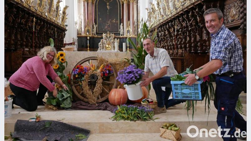 Vier Stunden hat es gedauert bis Maria Sagstetter, Kurt Fürst und Martin Rosner (von links) am Freitagnachmittag den Erntedank-Altar in der Basilika geschmückt hatten. Bild: tr