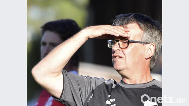 Sieht er schon von weitem drei Punkte in Gestalt des SV Sorghof auf sich zukommen? Roland Winkler, der Trainer des TSV Königstein, bekommt das Schlusslicht vorgesetzt. Bild: Ziegler