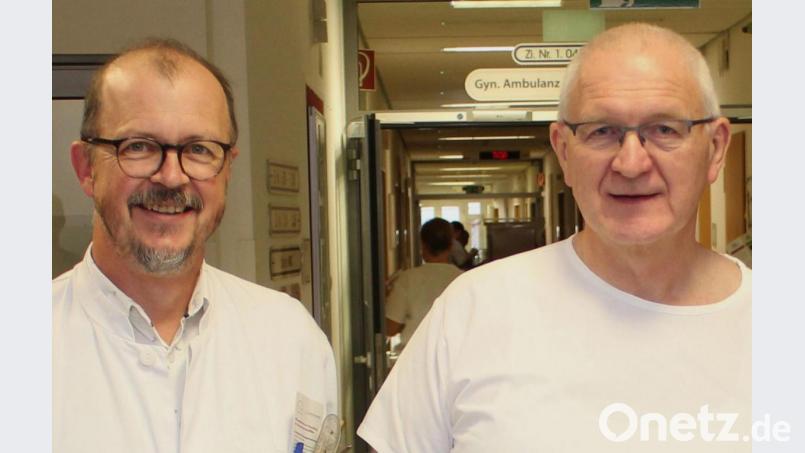Chefarzt Professor Karl-Heinz Dietl (rechts) übernimmt die Leitung der Allgemein- und Visceralchirurgie von Chefarzt Mathias Kalkum. Bild: Klinikum AG/exb