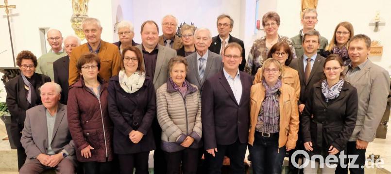 10 Jahre sind Tamara und Tobias Smola verheiratet, 20 Jahre Birgit und Jörg Frenzel sowie Susanne und Berthold Winterl. 25 Jahre Elke und Michael Eggmeier, 30 Jahre Carola und Stephan Schregelmann, 35 Jahre Resi und Hans Wittmann, 40 Jahre Maria und Franz Smola, sowie Helga und Hubert Zwack. Diamantene Hochzeit (60 Jahre) feiern Lina und Hans Rösch, Agnes und Fritz Winterl sowie Marga und Alois Böhm. Bild: wlr