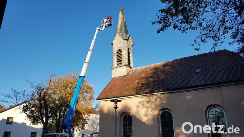 Die Spenglerei Liebl sicherte den Turm der Kirche Burgtreswitz nach dem schweren Sturm vom August vor weiteren Schäden durch Wind und Wasser. Bild: gi