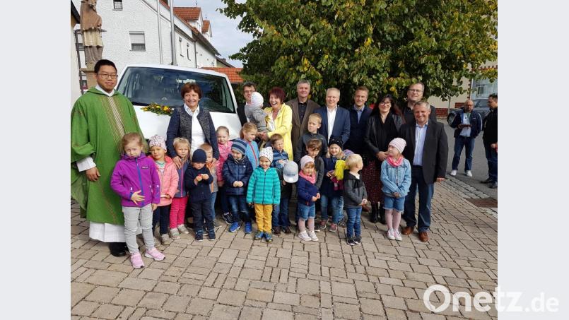 Die Freude über den neuen Kindergartenbus ist groß, wie sich auch bei der Segnung zeigt. Im Bild unter anderem (von links) Pater Samuel Patton, die Fahrerinnen Gerlinde Stopfer und Marion Eschenweck sowie Bürgermeister Jürgen Kürziger (Vierter von rechts) und Kirchenpfleger Georg Schraml (rechts). Bild: hzi