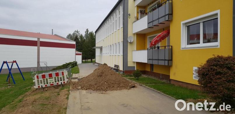 Das alte Schulhaus, das als Vereinsheim dient, erhielt einen Anschluss an das Fernwärmenetz der Firma Bioenergie Mitlmeier aus Lämersdorf. Bild: dob