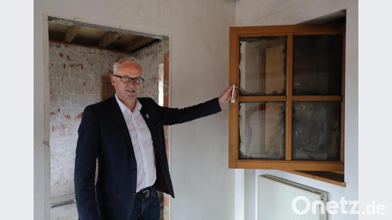 Bernhard Lindner vor einem der Fenster des durch einen Unfall im Mai beschädigten Oberen Tores. Wie der Hahnbacher Bürgermeister erklärt, werden auch die Fenster ausgetauscht. Bild: Wolfgang Steinbacher