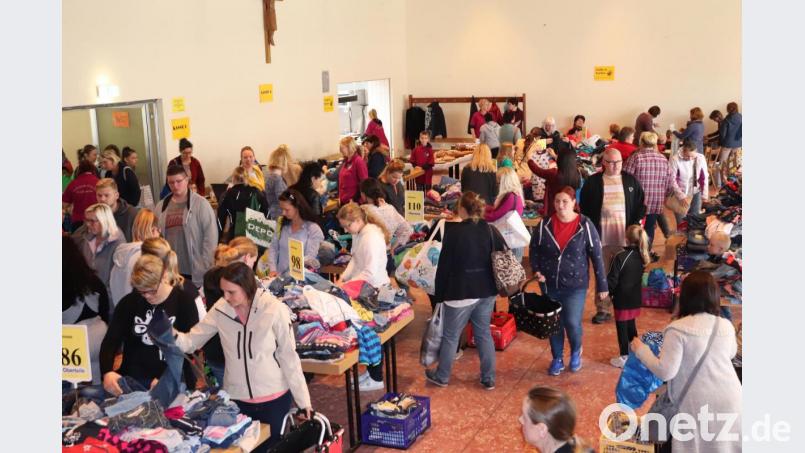 Das Warten vor dem Jugendheim hat sich gelohnt. Die Besucher des Kindersachenflohmarkts erwartet ein riesen Angebot an Kinderkleidung und Spielsachen für ihren Nachwuchs. Auch für Kaffee und Kuchen ist gesorgt. Bild: myd