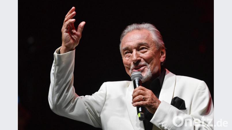 Der tschechische Schlagersänger Karel Gott bei einem Konzert 2018. Bild: Michal Kamaryt/CTK/dpa