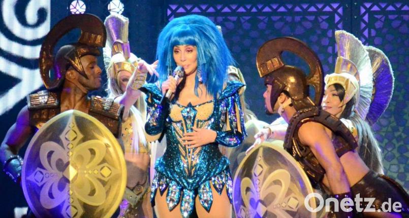 Cher umringt von griechischen Kriegerinnen und Kriegern. Bild: Kunz