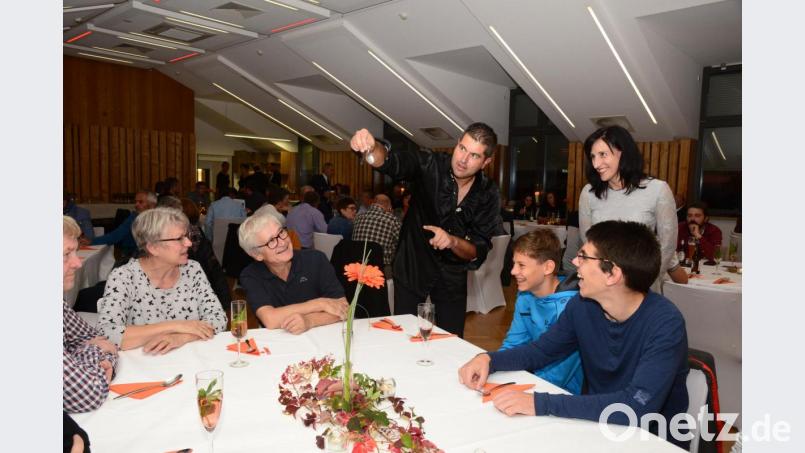 Wie einst Uri Geller verbiegt der "Zauberer vom Hexenberg" Wolfgang Götz einen Löffel. Markträtin Sonja Reichold (links) und Bürgermeisterin Tanja Schiffmann (rechts) staunen. Bild: bey