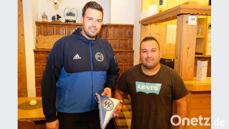 Mit Überreichung des Vereinswimpels durch Vorsitzenden Bastian Dötsch (li) gehört der neue Vereinswirt Leonhardo Pascale zur FC-Familie. Bild: do