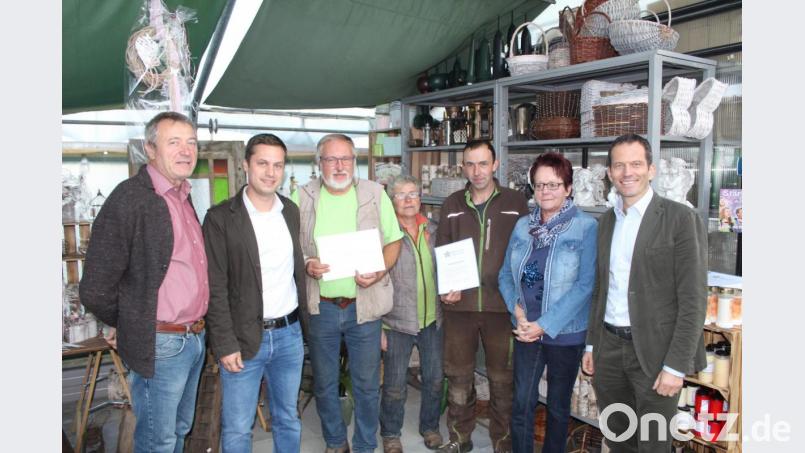 Gewerbevereinsvorsitzender Eberhard Söllner, CSU-Ortsvorsitzender Wolfgang Söllner (von links) , Bundestagsabgeordneter Albert Rupprecht und FU-Vorsitzende Petra Becher (von rechts) gratulieren Richard, Marita und Benjamin Becher (Mitte, von links). Bild: soj