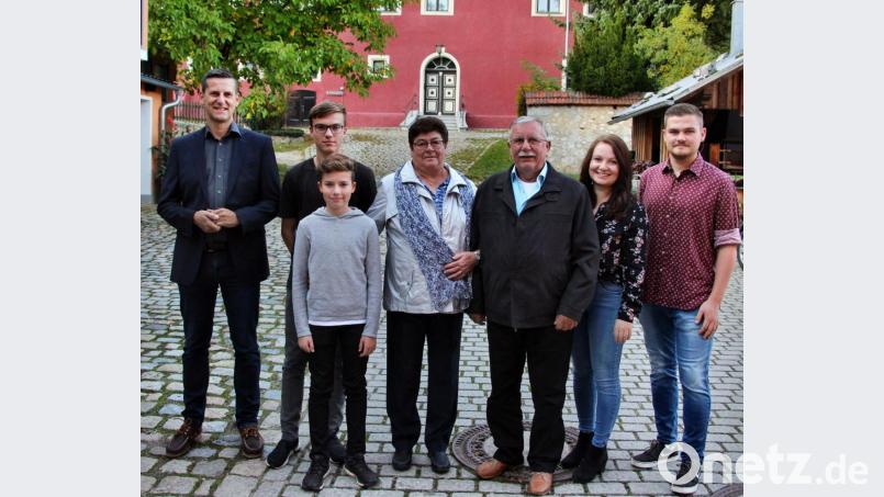 Mit Heidi und Rudolf Späth freuen sich ihre vier Enkelkinder und Bürgermeister Roman Berr (links). Bild: ds