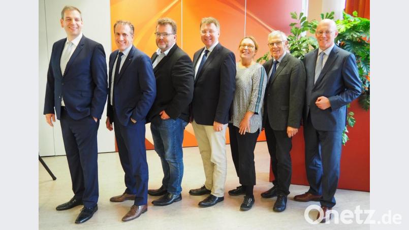 Referententeam und Veranstalter am Organspendetag sind (von links) Dr. Thomas Egginger, Ärztlicher Direktor Kliniken Nordoberpfalz; Prof. Thomas Bschleipfer; Transplantationsbeauftragter Arzt Andreas Faltlhauser; Professor Bernhard Banas, Präsident der Deutschen Gesellschaft für Transplantationsmedizin; Dr. Jutta Weiß von der Stiftung Organtransplantation; Dr. Manfred Hausel, Vorsitzender des Ethikkomitees der Klinken Nordoberpfalz und Dr. Hans Neft vom Bayrischen Gesundheitsministerium. Bild: Bühner