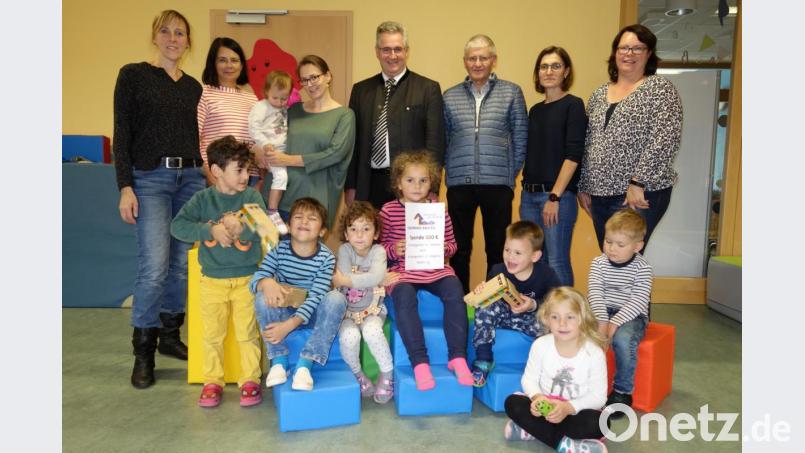 Den Kindergartenkindern kommt zu Gute, was die engagierten Elternbeiräte erwirtschaftet haben. Dafür dankte unter anderem Pfarrer Hannes Lorenz (hintere Reihe Mitte). Bild: exb