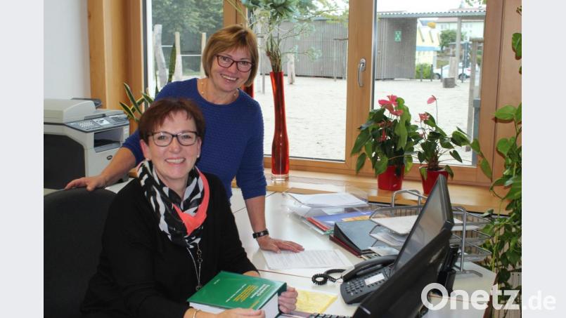 Schulleiterin Irmgard Wittmann (rechts) mit Sekretärin Lisa Krottenthaler, die sich in ihren wohlverdienten Ruhestand verabschiedet. Bild: Susanne Forster