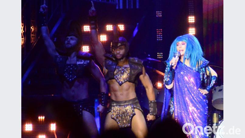 Cher umringt von griechischen Kriegerinnen und Kriegern. Bild: Kunz