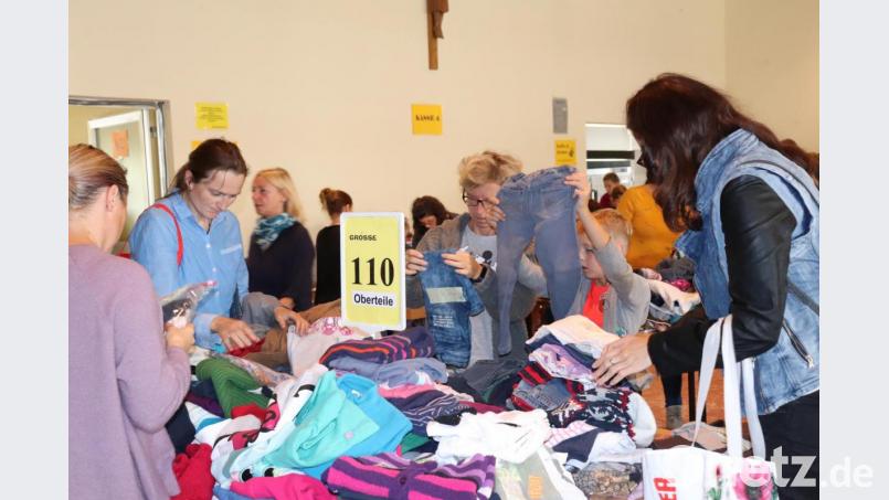 Nach Größen sortiert finden die Käufer gleich den richtigen Tisch. Bereits am Vorabend sortierten zahlreiche Helfer die Kleidungsstücke auf die entsprechenden Tische. Bild: myd