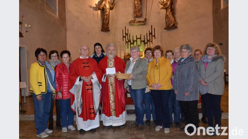 Der Frauenbund mit Vorsitzender Angela Striegl überreicht an Pater Ferdinand nach der Monatsmesse in der Pfarrkirche eine Spende für seine Arbeit im Kongo. Bild: gi