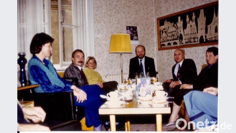 Die Oberviechtacher Delegation bei der Begründung der Schulpartnerschaft 1989 im Lehrerzimmer der Prager Wirtschaftsschule. Von links Rosemarie Greiner-Ruda, Karlheinz Ruda, Elisabeth Wittmann, Simon Wittmann, Oberstudiendirektor Hans Sporer und Irmgard Sporer. Bild: lg