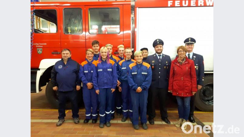 Kommandant Markus Schwarz und Bürgermeisterin Margit Kirzinger freuen sich mit Dominik Zintl und Maximilian Krämer (von rechts) über die erfolgreiche Schar neuer Feuerwehranwärter. Bild: fjo