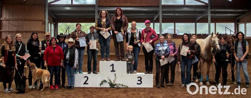 Beim Trail auf dem Platz müssen Reiter und Pferde zahlreiche Übungen absolvieren. Die Sieger freuen sich über ihre Platzierung. Bild: R. Kreuzer