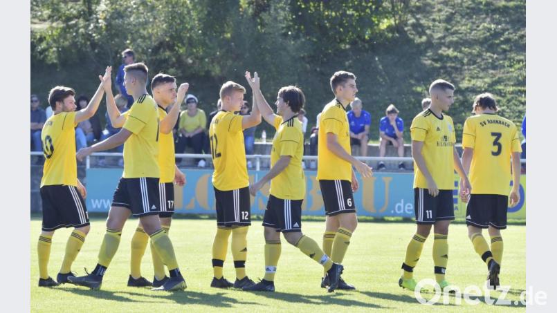 Einmal abklatschen und dann gegen den Landesliga-Absteiger: Der SV Hahnbach ist gerüstet für die Partie gegen den SV Etzenricht. Bild: Ziegler