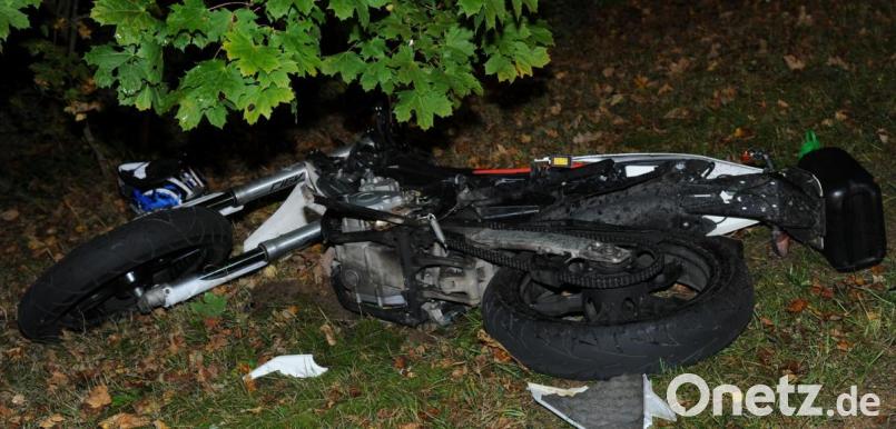 Auf der B 14 starb am Donnerstagabend der Fahrer dieses Kleinkraftrades. Er wurde nach einer Panne von einem VW Golf erfasst und tödlich verletzt. Bild: gf