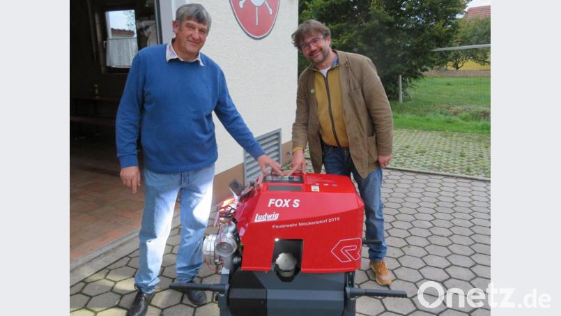 Von ihrer neuen Tragkraftspritze ist Kommandant Gerhard Müller (links) begeistert. Stolz erklärte er Bürgermeister Wolfgang Haberberger (rechts) die Vorteile, mit denen die Einsatzbereitschaft seiner Truppe verbessert wurde. Bild: ow