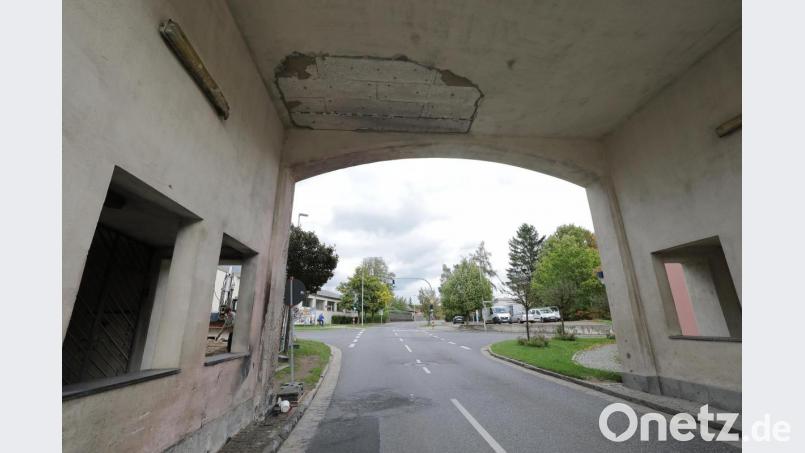 Die B 14 führt durch das Obere Tor in Hahnbach. Täglich passieren es rund 8000 bis 10 000 Fahrzeuge. Ende Mai war ein amerikanischer Soldat mit seinem Wagen dagegengeknallt, jetzt werden die dadurch verursachten Schäden beseitigt. Die Regulierung übernimmt die Brandversicherung des Marktes Hahnbach. Bild: Wolfgang Steinbacher