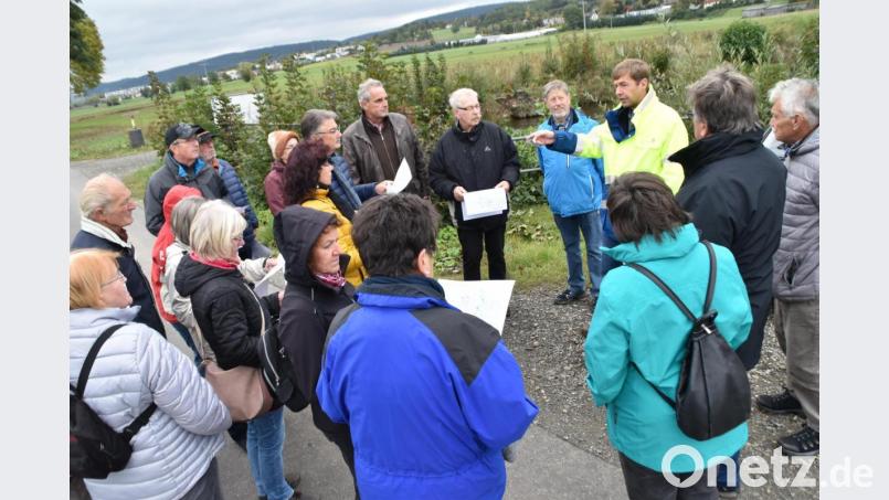 Abteilungsleiter Andreas Ettl (hinten rechts) erläuterte den Genossen die Baumassnahme des Wasserwirschaftsamts. Bild: hcz