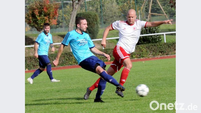 Die SpVgg Wiesau und der TSV Konnersreuth trennten sich am vergangenen Sonntag 1:1. Hier spielt der Konnersreuther Christoph Pirner den Ball vor Peter Trottmann (rechts). Am 13. Spieltag gastiert die SpVgg in Arzberg, der TSV empfängt den ASV Wunsiedel. Bild: hho