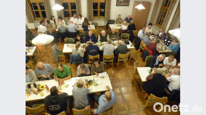 Ins Pfarrheim lud der CSU/JU-Ortsverband zum Weinabend ein und der Besuch war diesmal enorm. Bild: sl