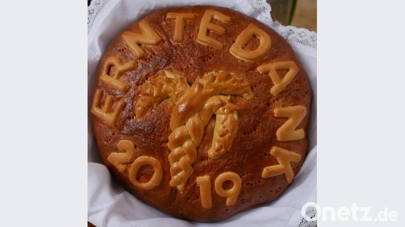 Das Erntedankbrot hat die Bäckerei Rosner spendiert. Bild: tr