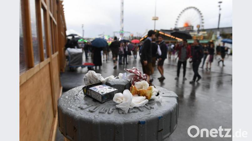 1729 Tonnen Müll sammelte sich im vergangenen Jahr auf der Wiesn an - darunter allein über 500 Tonnen Speisereste samt abgenagter Hähnchenknochen. Jetzt gibt es eine neue Strategie zur Müllvermeidung. Bild: Felix Hörhager
